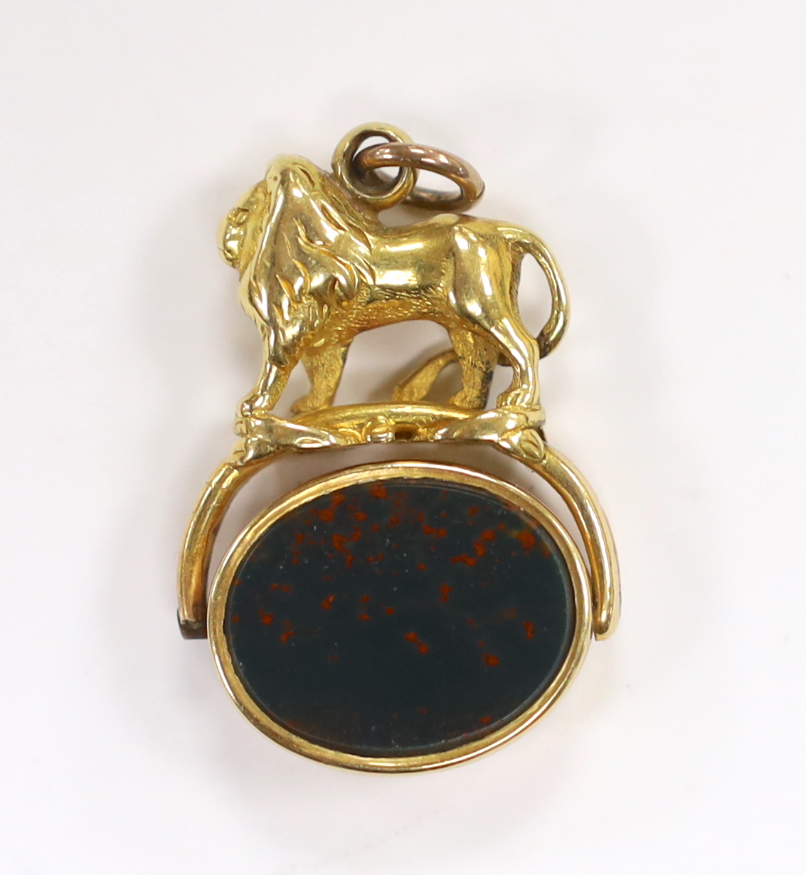 A late Victorian 18ct, carnelian and bloodstone set spinning fob, with lion surmount, 31mm.